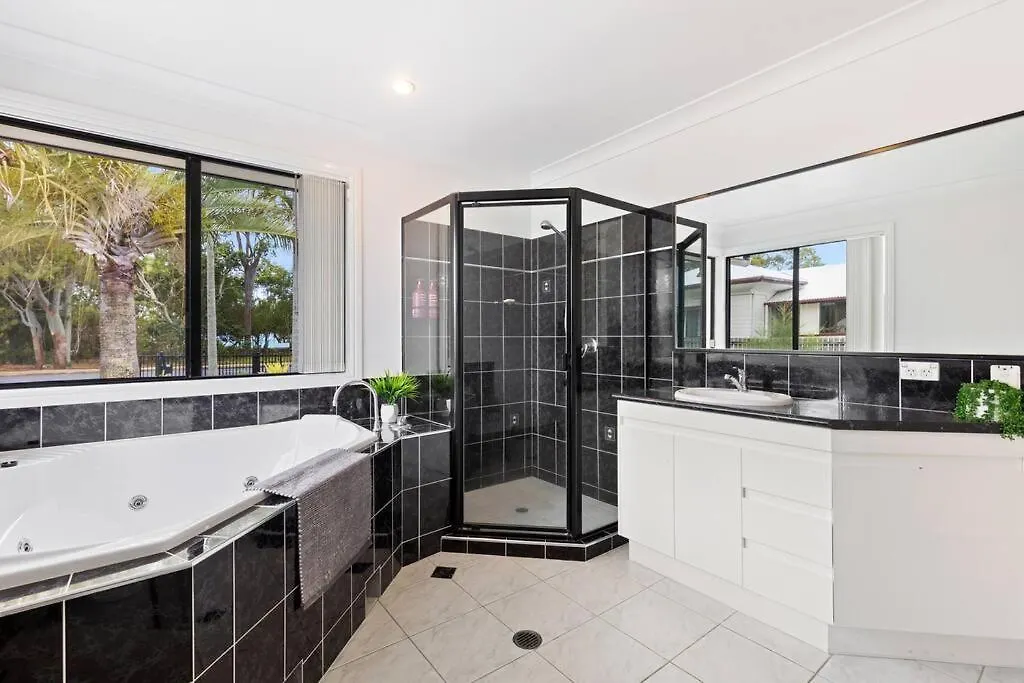 Luxury Beachfront Home In Hervey Bay Urangan 0*,
